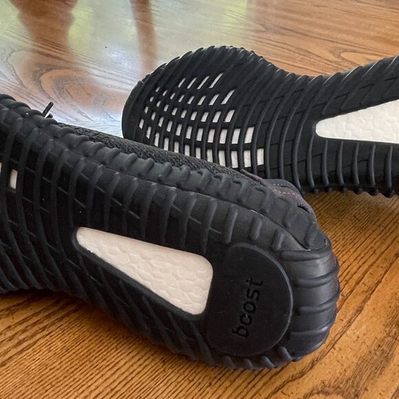 Adidas Yeezy - Picture 2 of 3